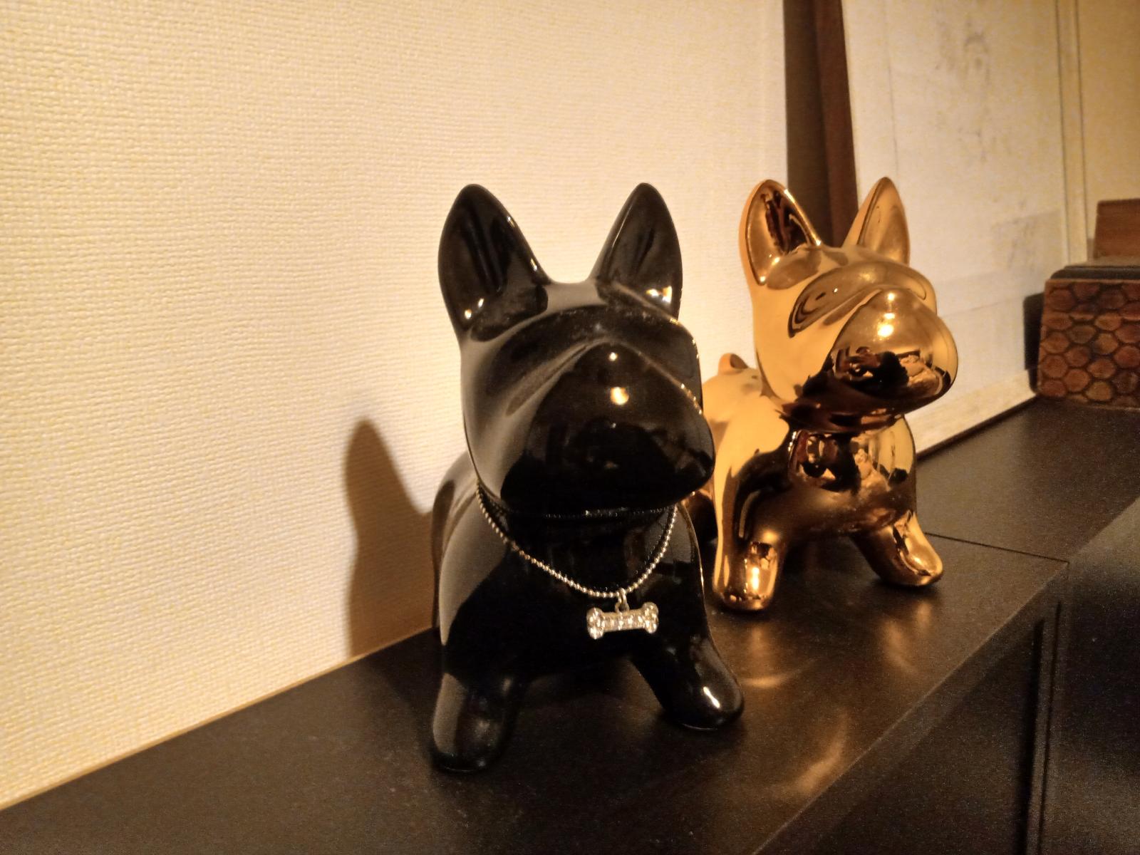 Dog piggy banks for decoration.