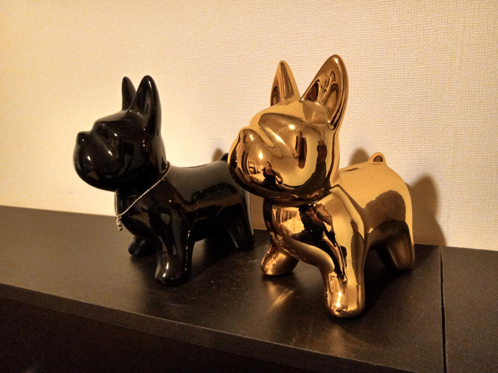 Dog piggy banks for decoration.