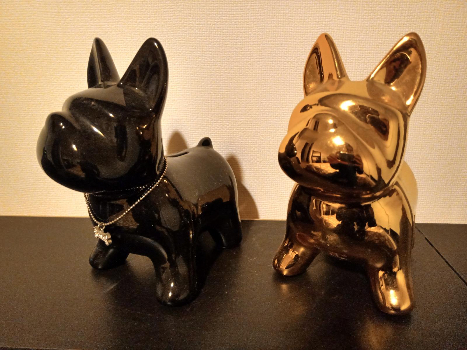 Dog piggy banks for decoration.